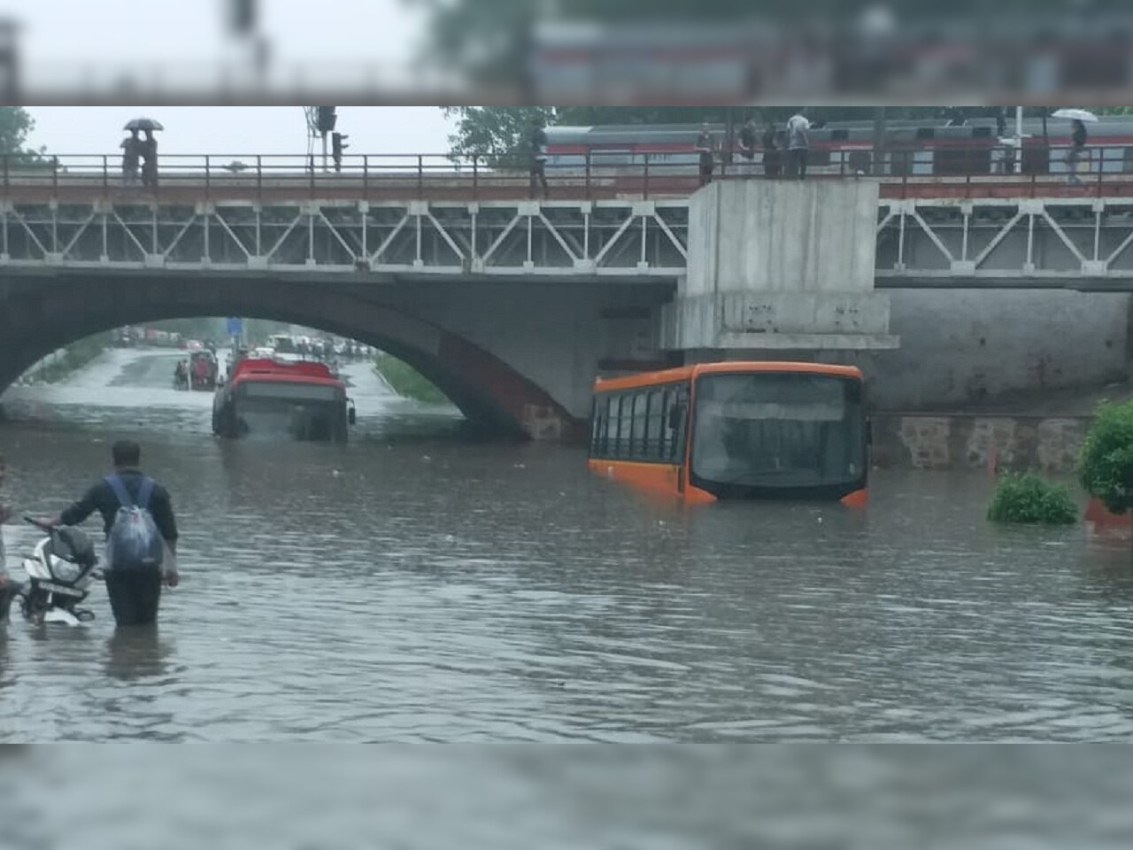 Mahadevghat bridge in Raipur submerged after 12 years: 55 people rescued in Durg, roads submerged, water entered homes, schools closed, alert even today